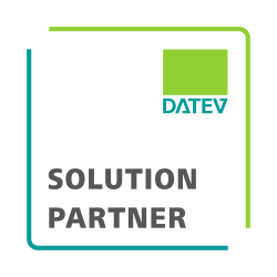Logo von DATEV mit dem Text 'SOLUTION PARTNER' in grauer Schrift und einem grünen Quadrat oben links.
